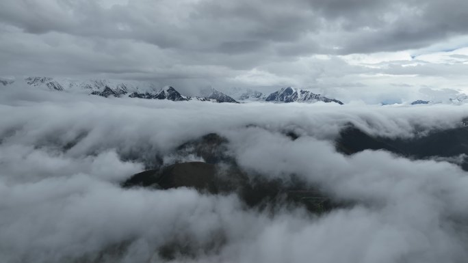 【4K正版】航拍云瀑云海中的雪山群