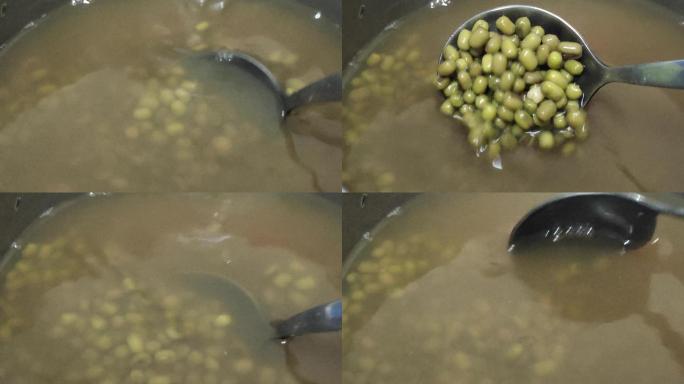 用勺子舀煮绿豆绿豆汤清热
