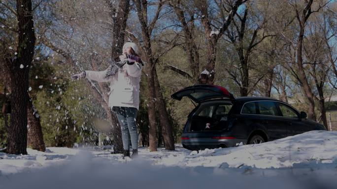 快乐的青年女人在雪地里玩耍