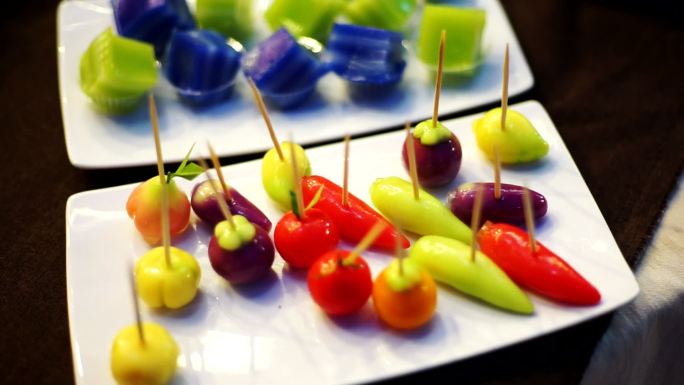 自助餐上的传统泰国甜点是各种水果形状的绿豆果冻或Kanom Look Choup。