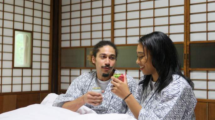 混血夫妇在日本床上喝酒