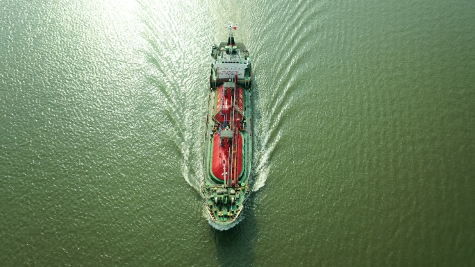 俯视图石油或液化石油气油轮在海上以最快的速度驶向炼油厂，用于运输或能源概念背景。