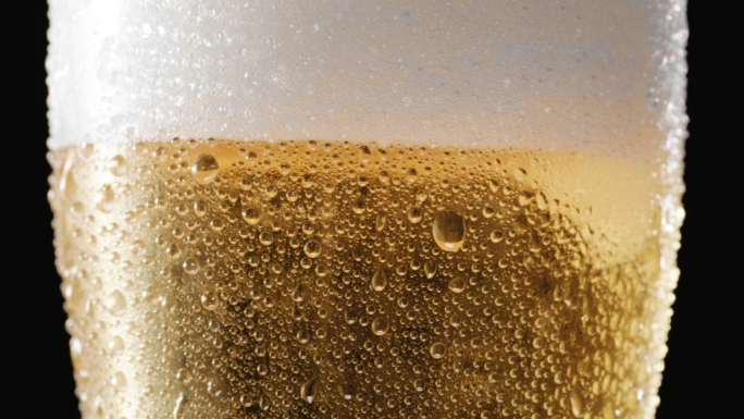 冰镇啤酒倒酒酒花泡沫气泡