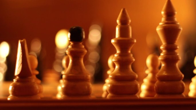 棋盘上的白色棋子国际象棋对弈棋手
