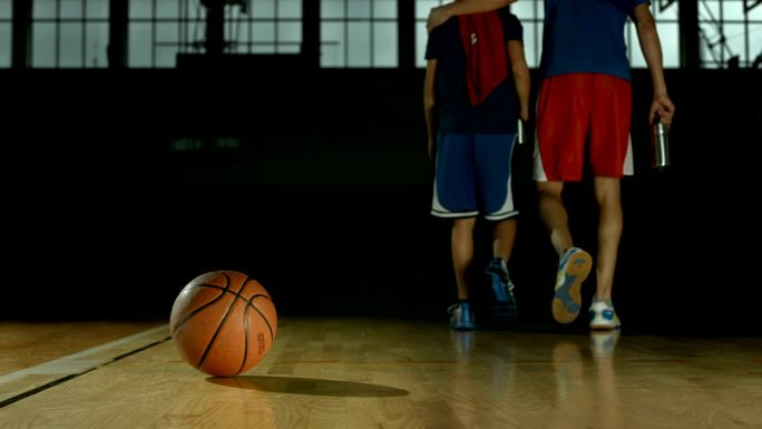 HD DOLLY：篮球从地板上弹起