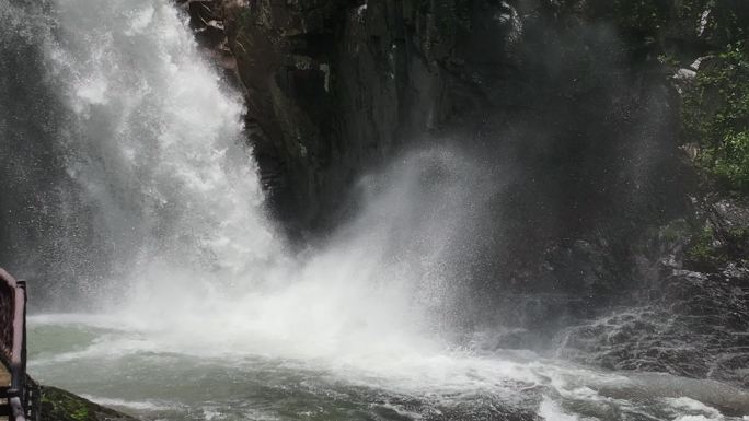 航拍浙江山水绍兴诸暨五泄瀑布岩石水花