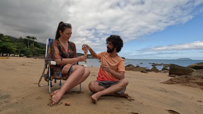 千年新人在荒芜的海滩上庆祝新年