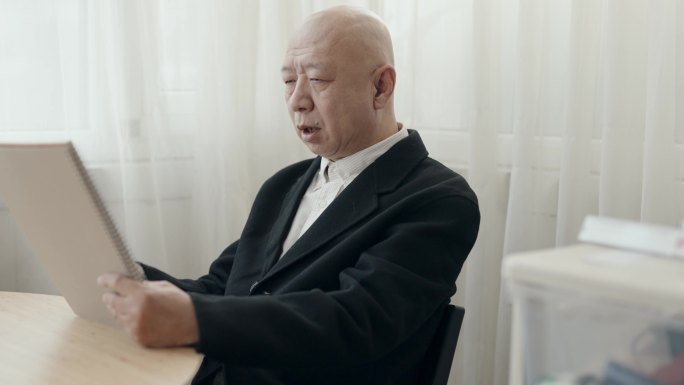 亚裔华裔老人在办公室写字