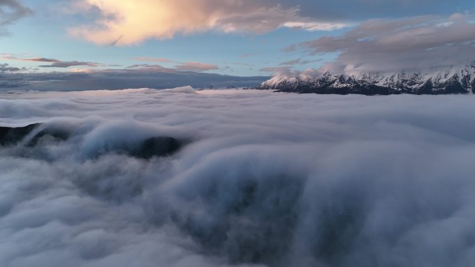 【4K正版】航拍日落中的雪山云瀑