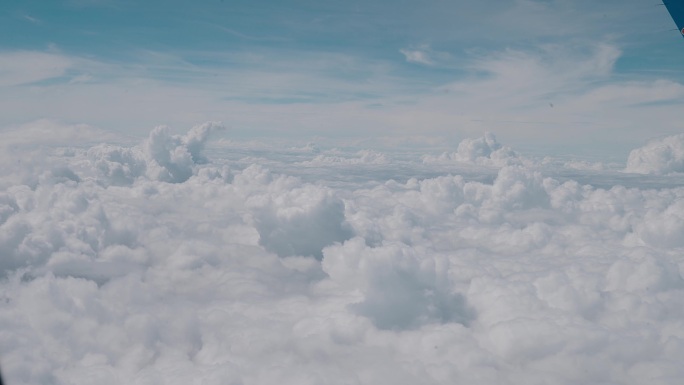 在云层上的飞机