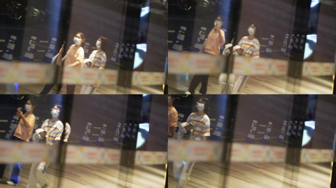 商场橱柜反光行人空境 (3)