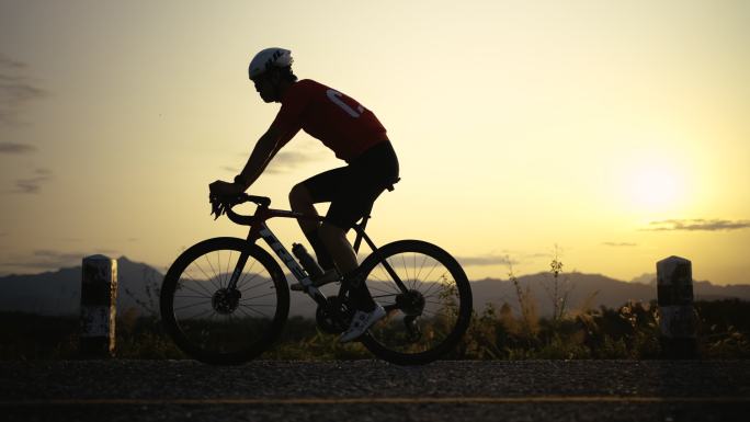运动员骑公路自行车穿越乡村进行锻炼