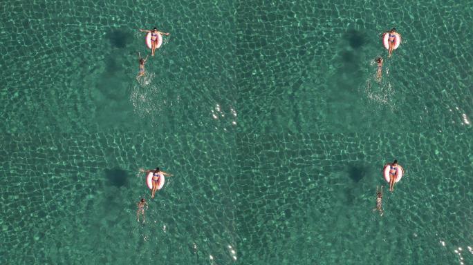 克里特岛绿松石色海面上彩色浮标上的鸟瞰图