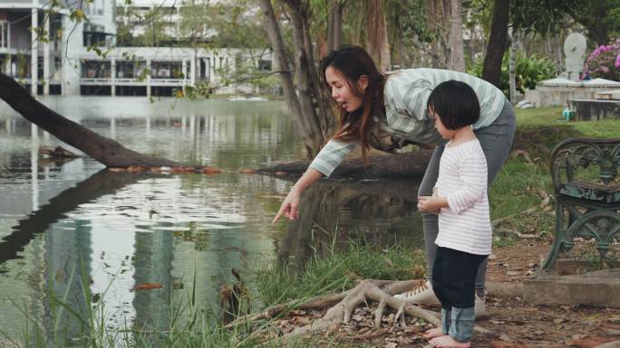 年轻的母女在公园里玩耍