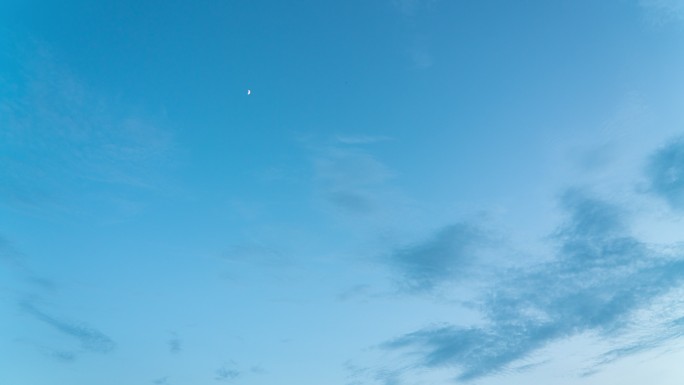 延时月亮升起，蓝色天空背景，晚上有云