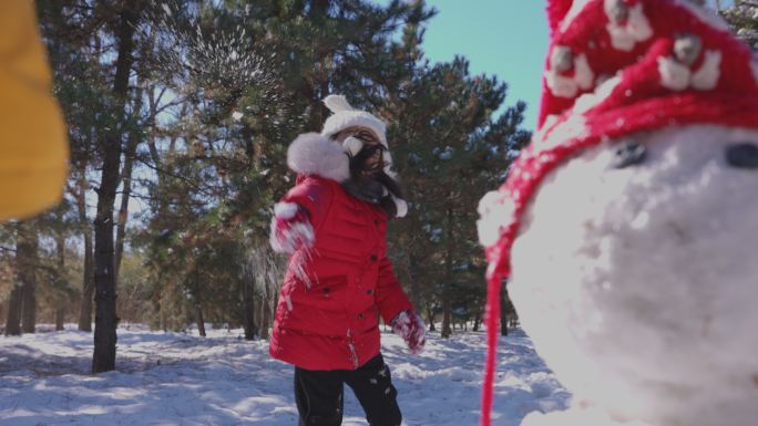 快乐儿童在雪地里打雪仗