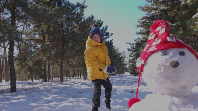 快乐儿童在雪地里打雪仗