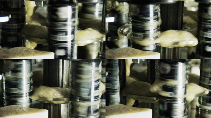 一台旋转制罐机通过在室内制造设施中旋转铝罐来密封铝罐