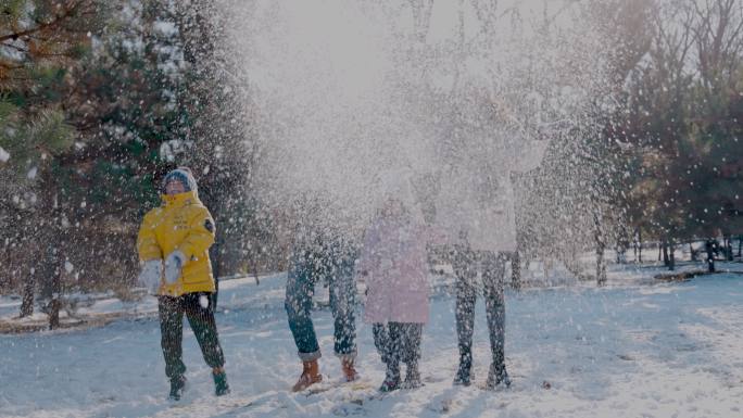 快乐家庭在雪地里玩耍