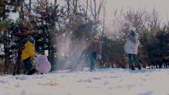 快乐家庭在雪地里玩耍