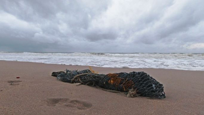 丢弃的渔网污染了安达曼海的热带海滩