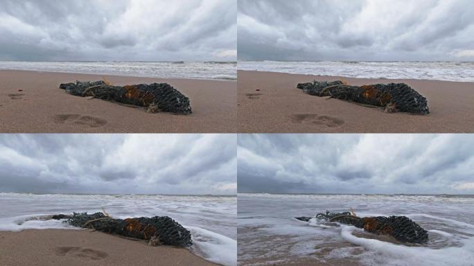 丢弃的渔网污染了安达曼海的热带海滩