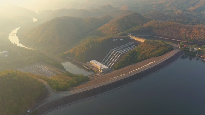 泰国水电大坝鸟瞰图、发电大坝鸟瞰图、泰国西部山谷大型水电大坝鸟瞰图。泰国坎查那布里省日出中的斯利那加