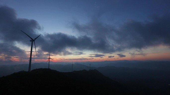 山顶早晨风车风力发电早上日出