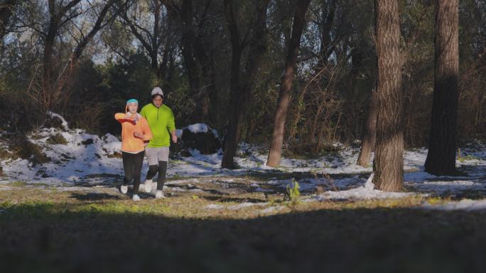 青年情侣在雪地里锻炼身体