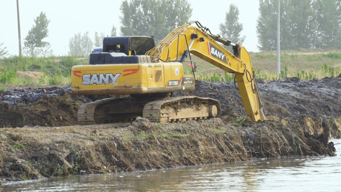 挖掘机清理河道淤泥