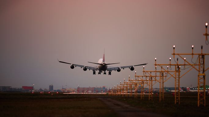 黄昏降落的飞机空运航空国际贸易金融