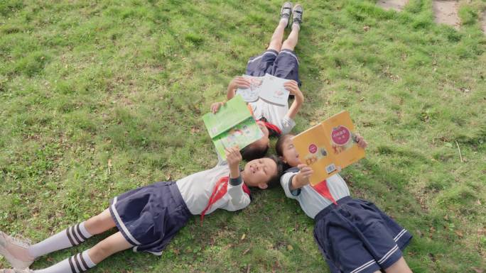 躺在草地上的学生