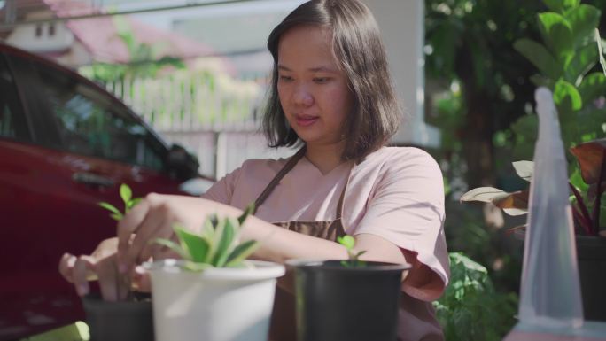 兴高采烈的女人报道植物