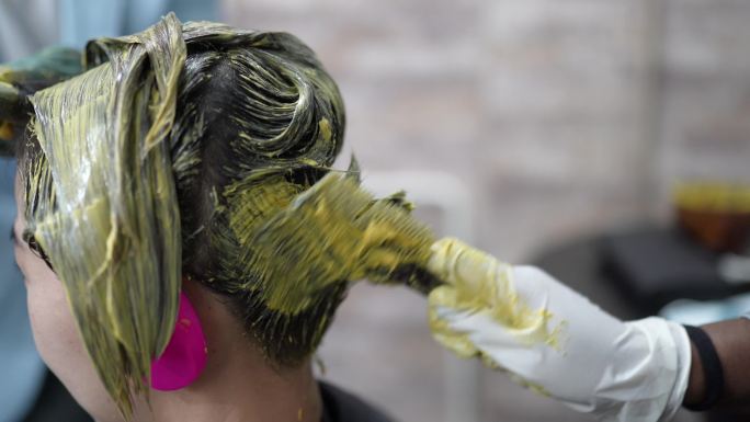 在美容店特写亚洲中国美女垂死的头发。