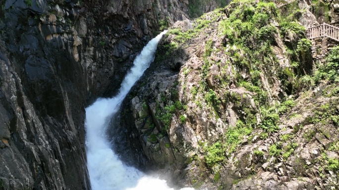 航拍浙江山水绍兴诸暨五泄雨后瀑布白色水花