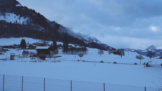 欧洲小镇清晨大雪覆盖