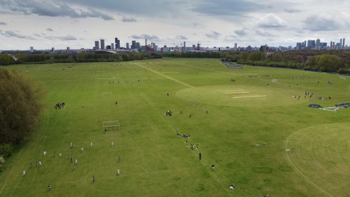 哈克尼沼泽位于伦敦东部。周日联赛的主场，有多达82个足球场和板球场