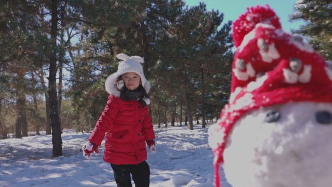 快乐女孩在雪地里玩耍