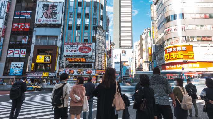 4K延时：日本东京哥斯拉路新宿区购物街上的交通和行人