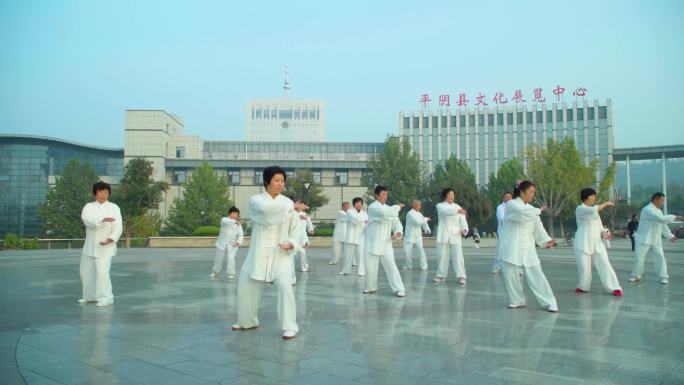 清晨日出广场老年人打太极拳大组素材笑脸