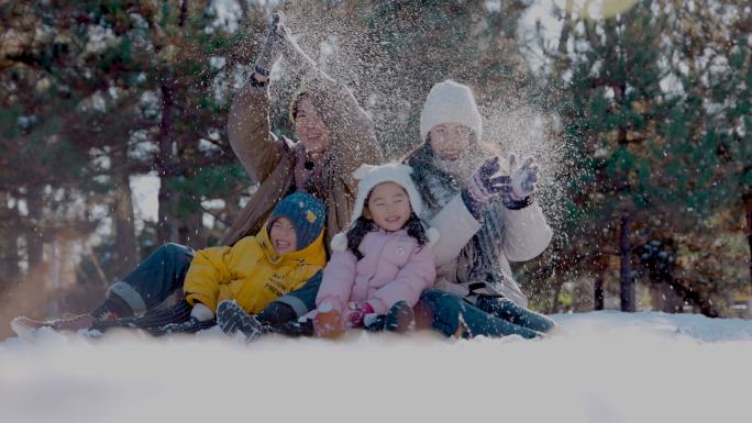 快乐家庭在雪地里玩耍