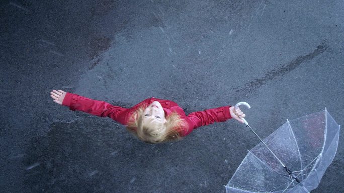 雨中的女人雨中女人淋雨感受