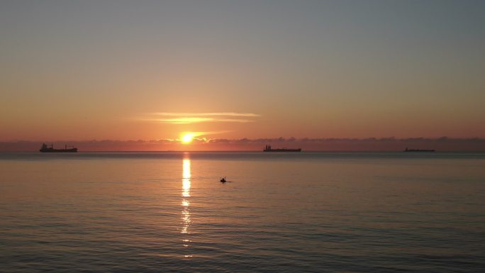 清晨，在佛罗里达海岸美丽的日出中，皮划艇划船捕鱼