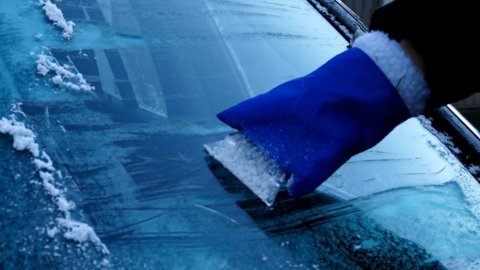 汽车司机冬季欢乐铲雪车玻璃上冻