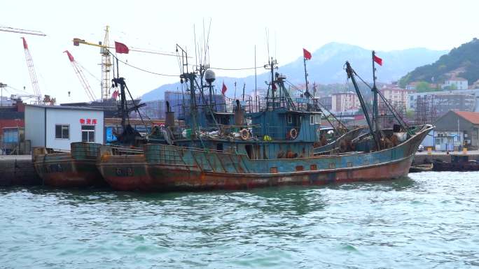 海港码头渔船出海捕鱼