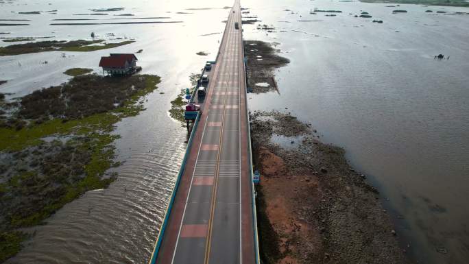 泰国公路桥乡村公路上汽车行驶4K交通鸟瞰图