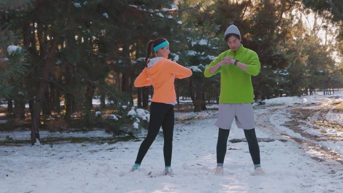 青年情侣在雪地里锻炼身体