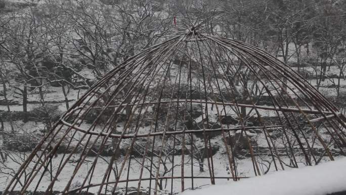 实拍冬天雪山树林小溪雪景