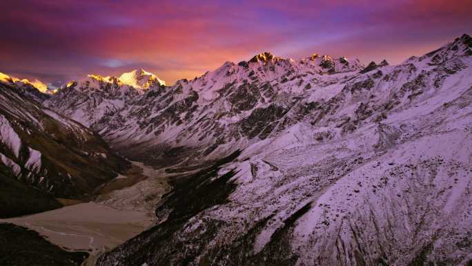 尼泊尔朗唐喜马拉雅山上的明亮日落