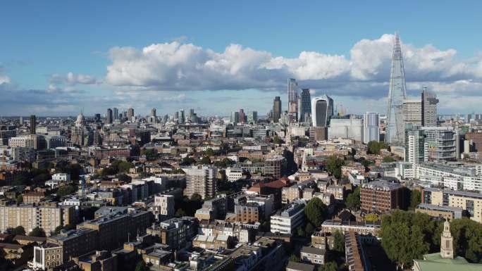从无人驾驶飞机的角度看，位于南华克的伦敦天际线，前景为三一教堂广场
